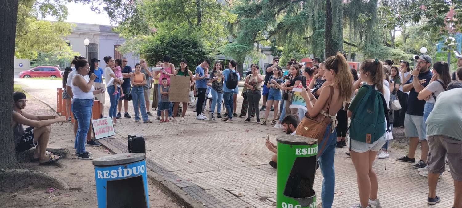 Estudiantes de UNER realizaron una clase abierta frente al Municipio: qué respuesta recibieron del Gobierno