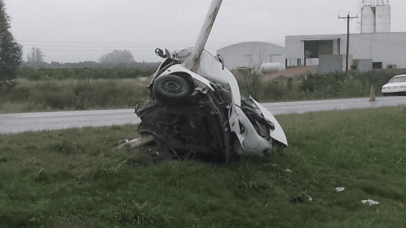Brutal accidente en la Ruta 2: un hombre murió tras incrustar su auto contra un poste de luz