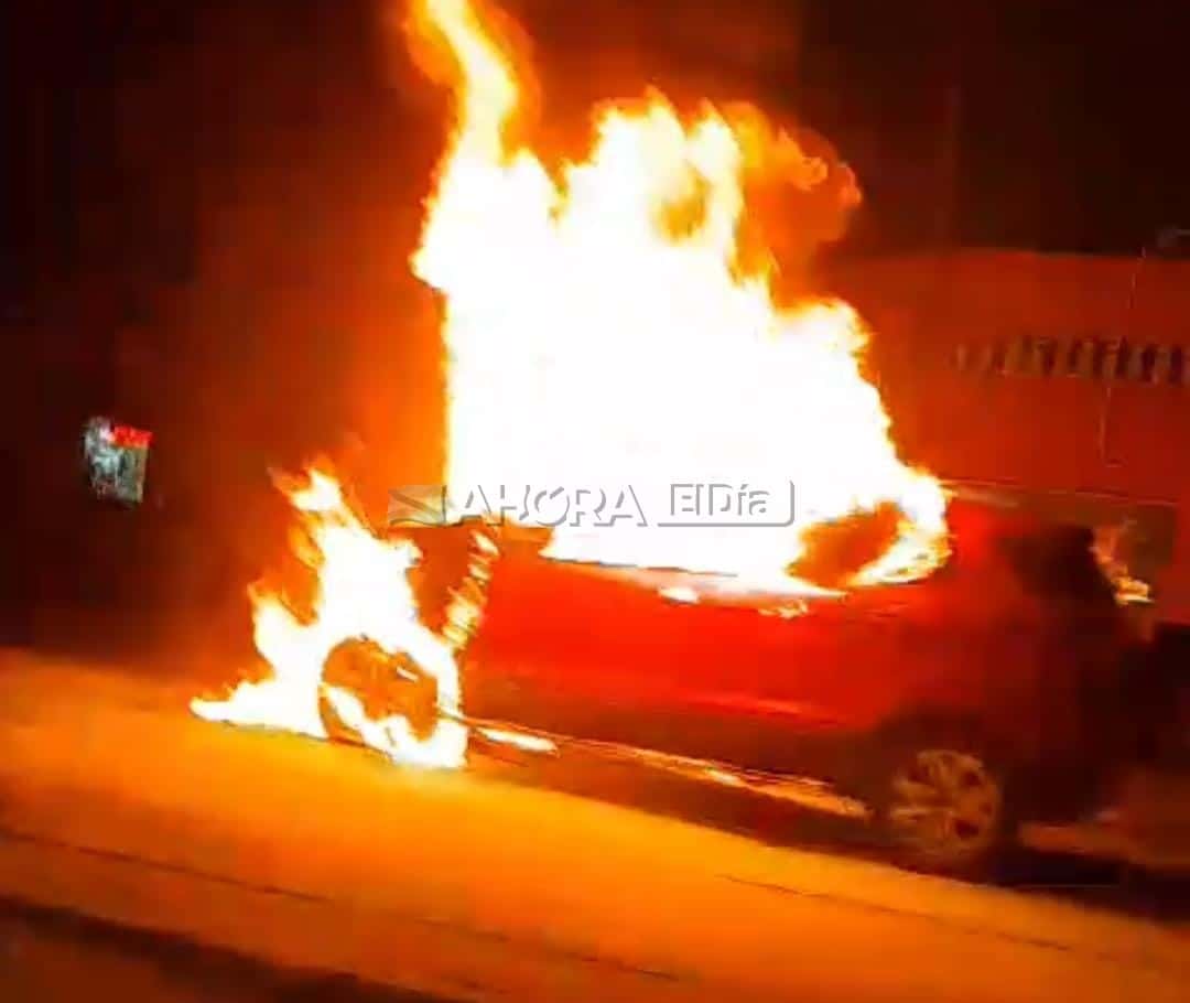 Se incendió un auto en plena Urquiza, frente al Hospital
