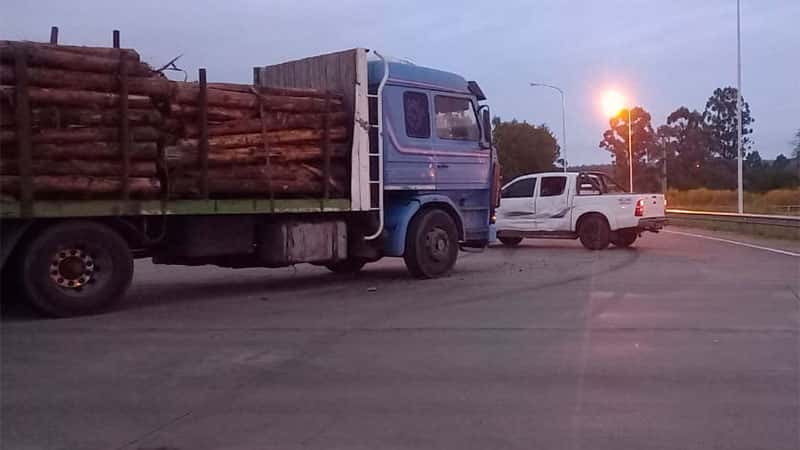 Un camión cargado con troncos de madera chocó con una camioneta
