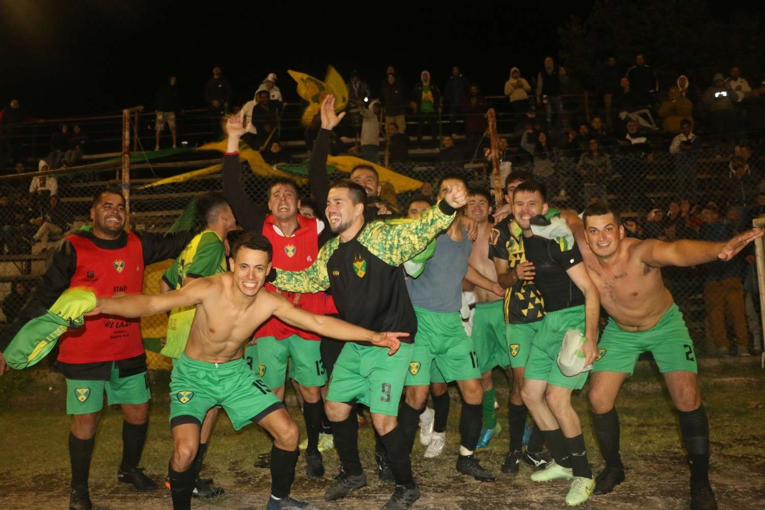 Los jugadores de Unión festejan junto a su gente el histórico pase a la final.