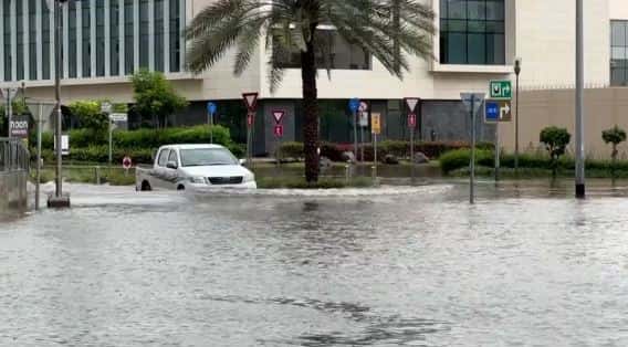 Intensas lluvias e inundaciones paralizaron Dubai: calles transformadas en ríos y aviones bajo el agua