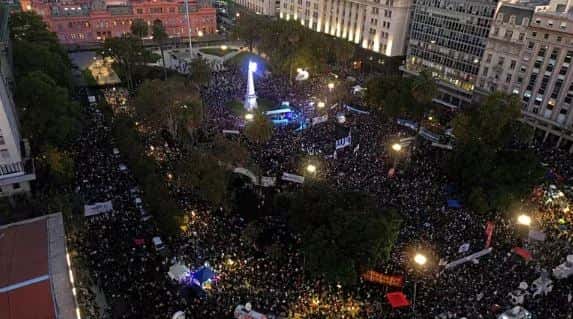 Una multitud colmó la Plaza de Mayo y alrededores y criticó el recorte presupuestario