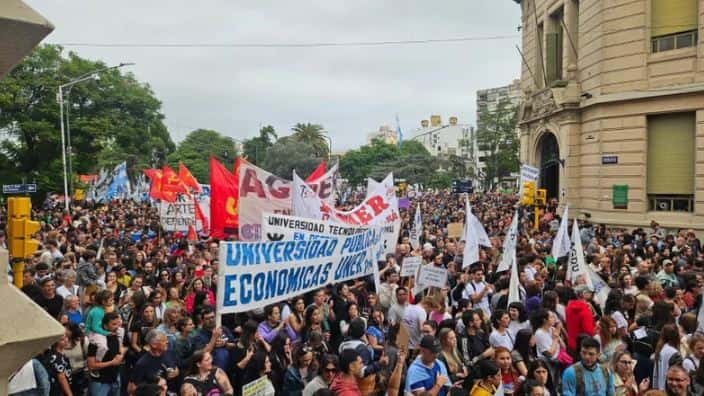 Legisladores radicales y libertarios de Gualeguaychú marcharon en defensa de las universidades públicas
