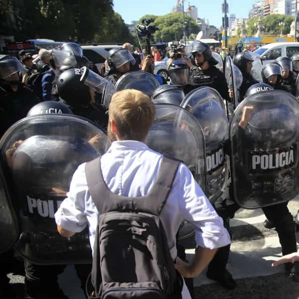 La policía reprimió con gas pimienta a los docentes que se manifestaban en el Congreso
