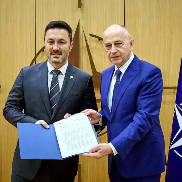 El ministro de Defensa, Luis Petri, le entregó a Mircea Geoana, secretario general adjunto de la OTAN, una carta de intención para que Argentina sea socio global de la alianza militar.
