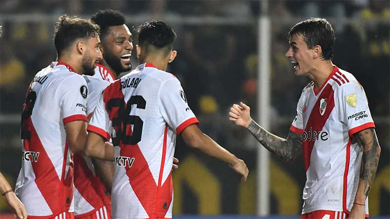 Con un gol de "cara" y un bombazo de afuera, River debutó con un triunfo en la Libertadores
