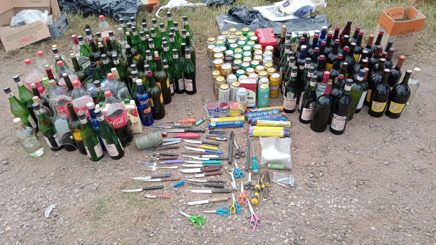La Policía secuestró bebidas alcohólicas y cuchillos a los hinchas de Boca en Córdoba