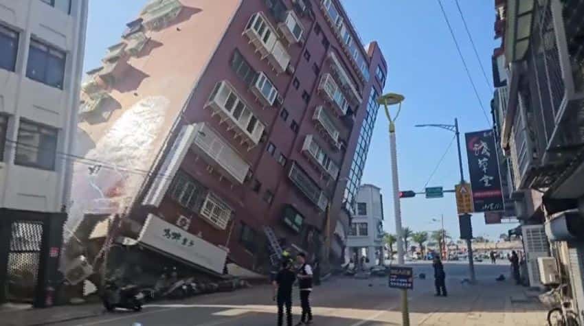 El momento en que se derrumba un edificio en Taiwán en medio del sismo más potente en 25 años