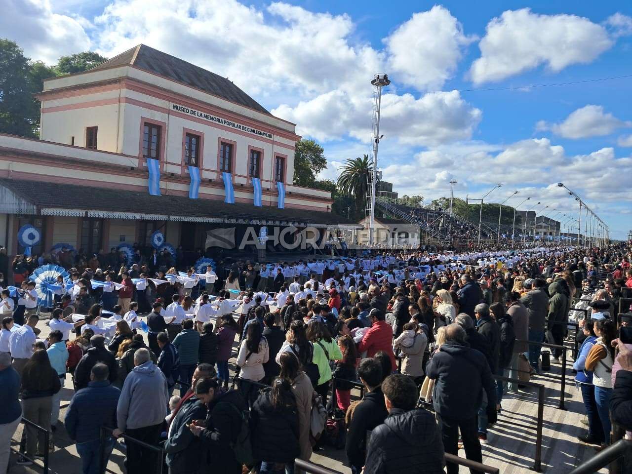 Miles de gualeguaychuenses disfrutaron de la celebración del 25 de Mayo en el Corsódromo