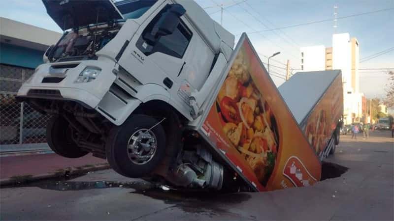 Un camión que era conducido por un entrerriano fue "devorado" cuando se abrió un agujero en el asfalto