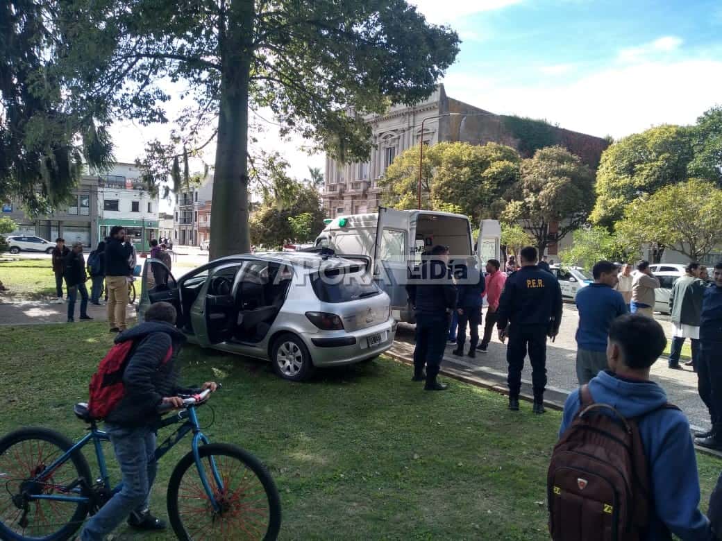 Un automovilista convulsionó mientras manejaba y terminó impactando contra un árbol de la Plaza San Martín