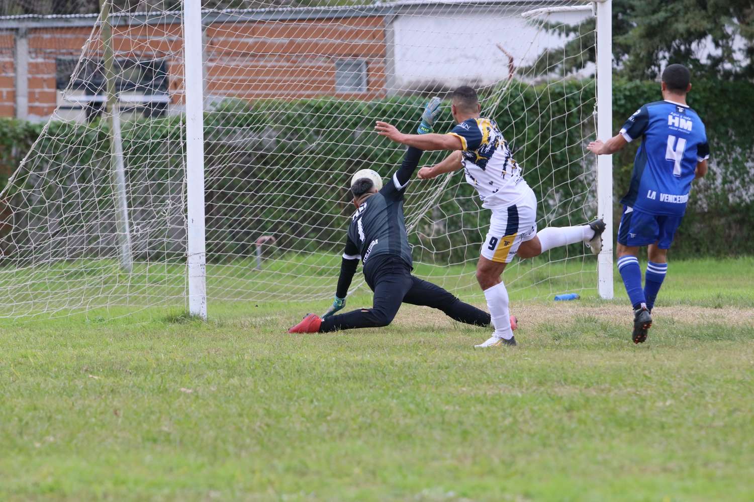 Brian Migueles convierte el segundo gol para Juventud Urdinarrain (crédito: Pato Negro/IG Gol Entra).