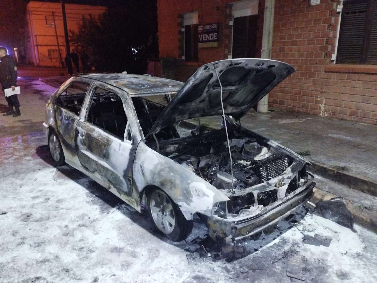 Un auto se prendió fuego en pleno centro: lo conducía un joven de 19 años