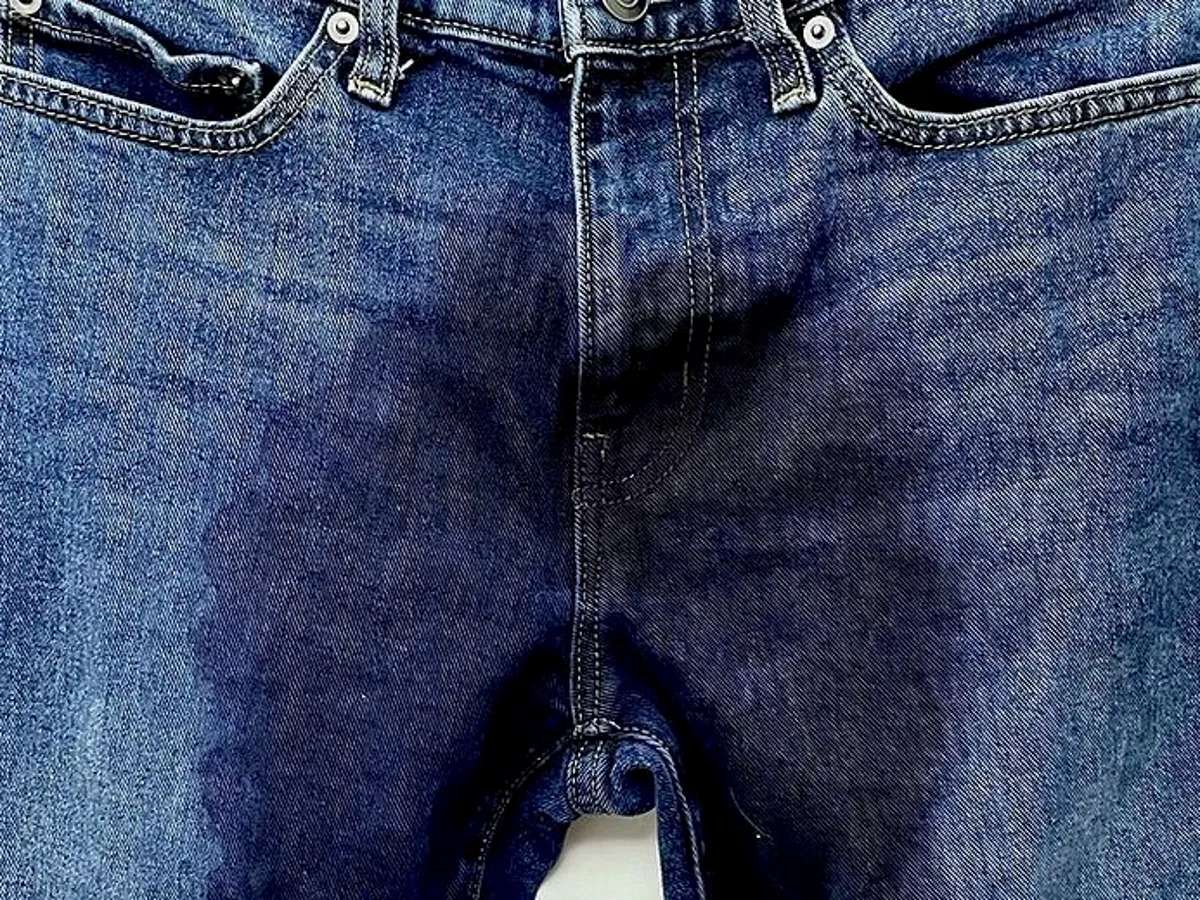 Polémica por los jeans manchados que se agotaron en Europa