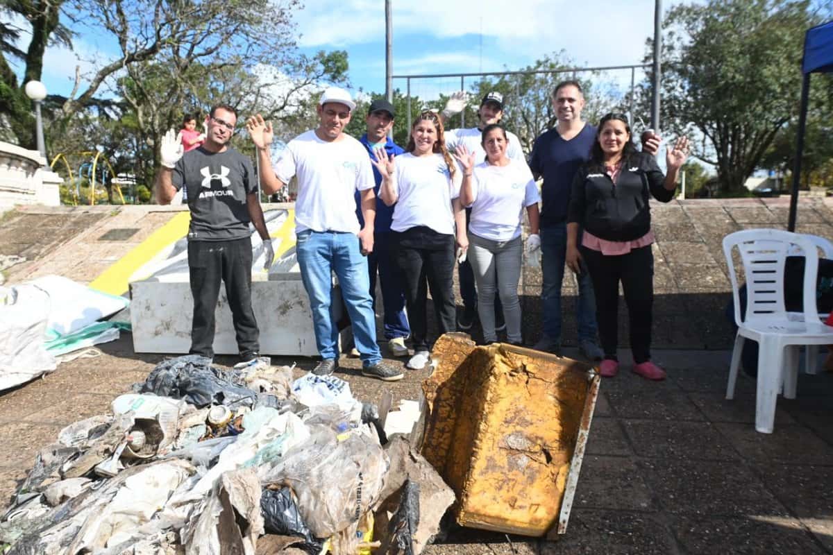 Limpiaron las costas del río Gualeguaychú y llenaron 75 bolsas de basura