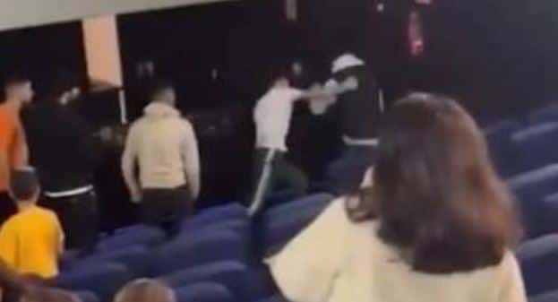 Un boxeador golpeó a un hombre en la sala de un cine porque estaba atacando a su pareja