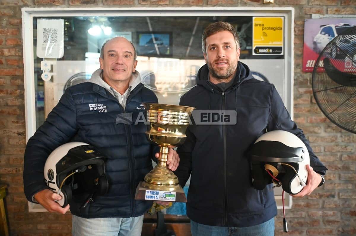 Cristian y Andres Delía posan junto con el trofeo que ganaron en 2015 como binomio (Crédito: MR Fotografía).