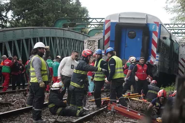 Descarriló un tren y chocó con otra formación en Palermo: trasladaron a 16 heridos y atienden a decenas de personas