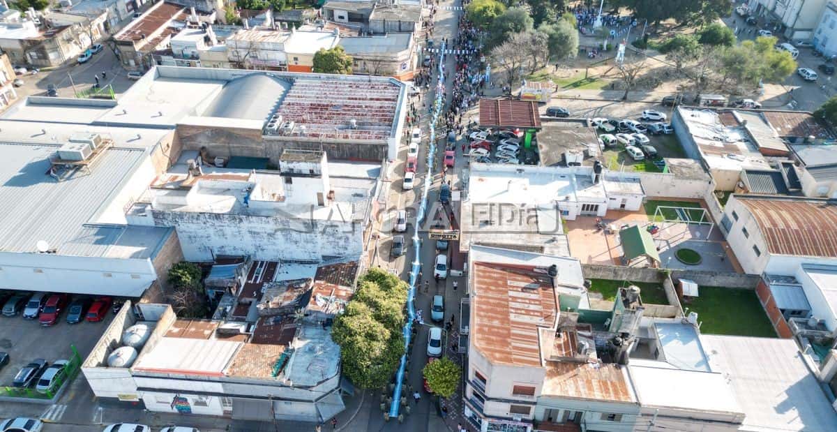 La Bandera del Bicentenario recorrió el centro de Gualeguaychú con sus mil metros de largo