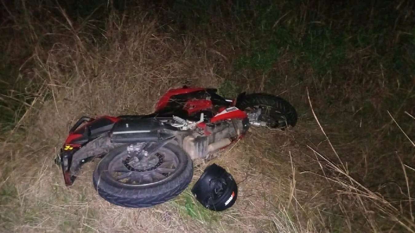 Un motociclista chocó un toro en la ruta y resultó gravemente herido