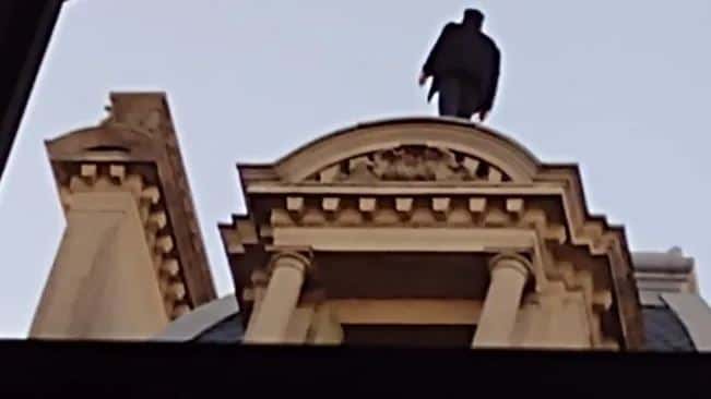 Un hombre disfrazado de Batman se subió a un edificio porteño y amenaza con tirarse al vacío