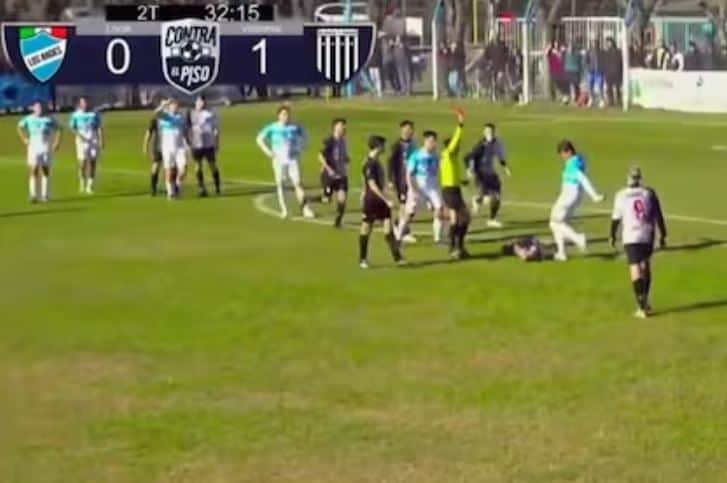 Brutal agresión en un partido de una Liga Regional: un jugador le pegó una patada en la cabeza a su rival