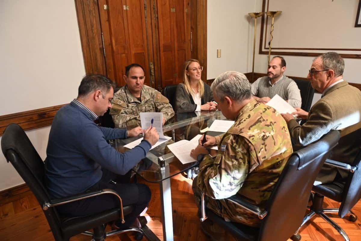 La Municipalidad firmó un convenio con el Ejército para el alquiler de maquinaria