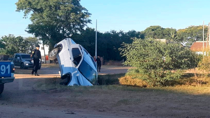 Salían de un boliche y cayeron con su camioneta en un zanjón