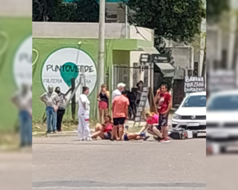 Duro accidente entre una moto y un auto en la rotonda de Av. Parque y 2 de Abril