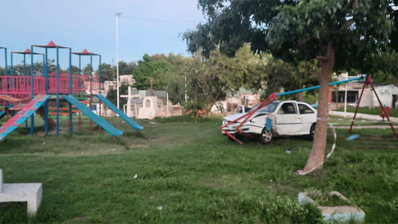 Perdió el control de su auto y terminó chocando en una plaza: una joven quedó inconsciente