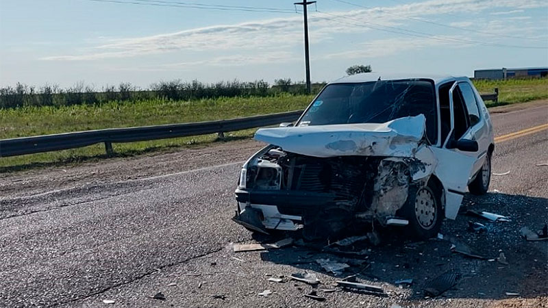 Tremendo impacto dos autos chocaron de frente en la Ruta 12 El Día