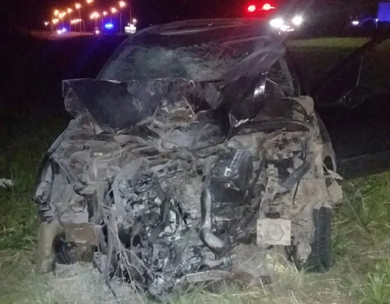 Trágico choque frontal entre una moto y un auto murieron dos