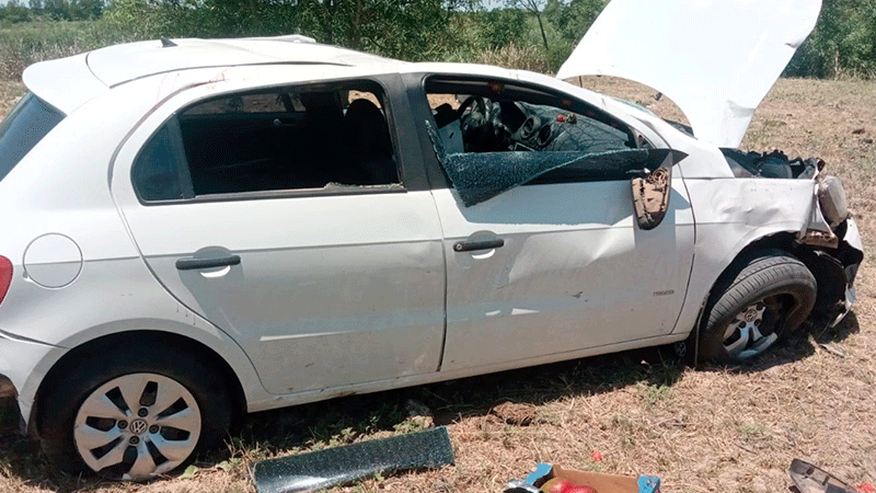 Un conductor volcó y destrozó su auto en el sur entrerriano