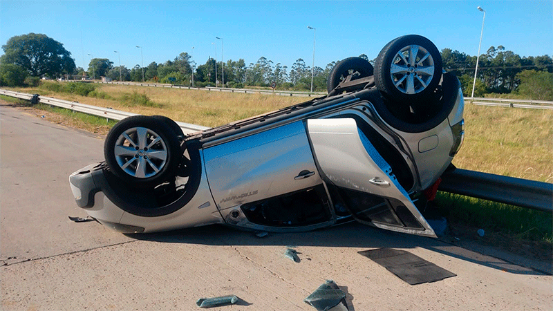 Un automóvil despistó y terminó volcando en la Autovía Artigas