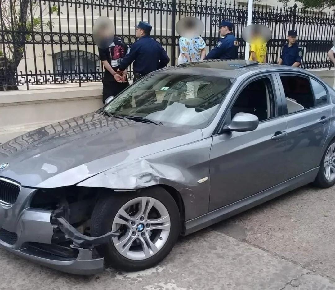 Jóvenes borrachos a toda velocidad por el centro de Gualeguaychú en un BMW: terminó de la peor manera
