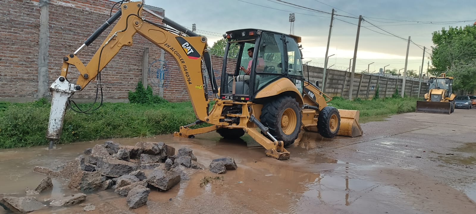 Se rompió un caño de agua potable en la ciudad y aconsejan cuidar el ...