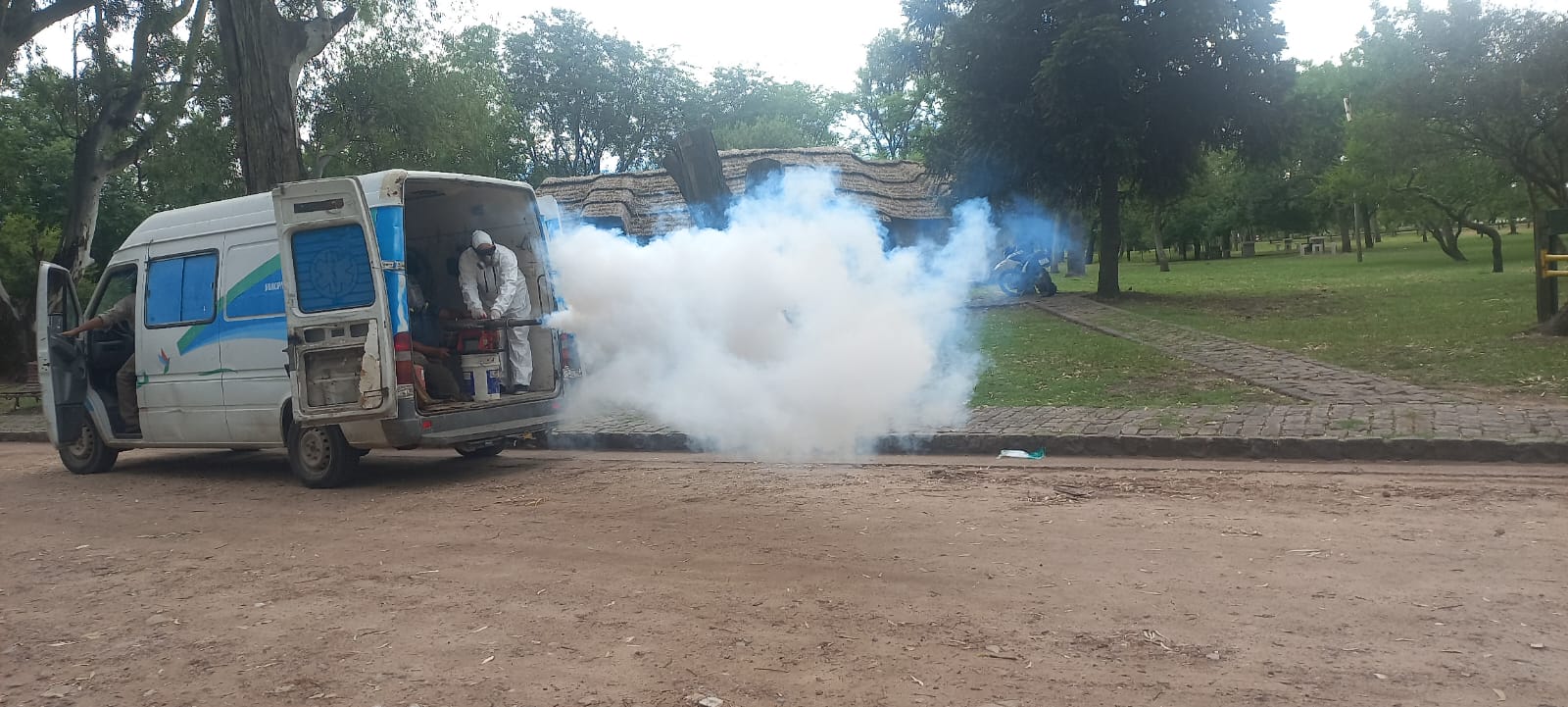 Fumigaron la zona de la laguna del Parque Unzué para prevenir la proliferación de mosquitos
