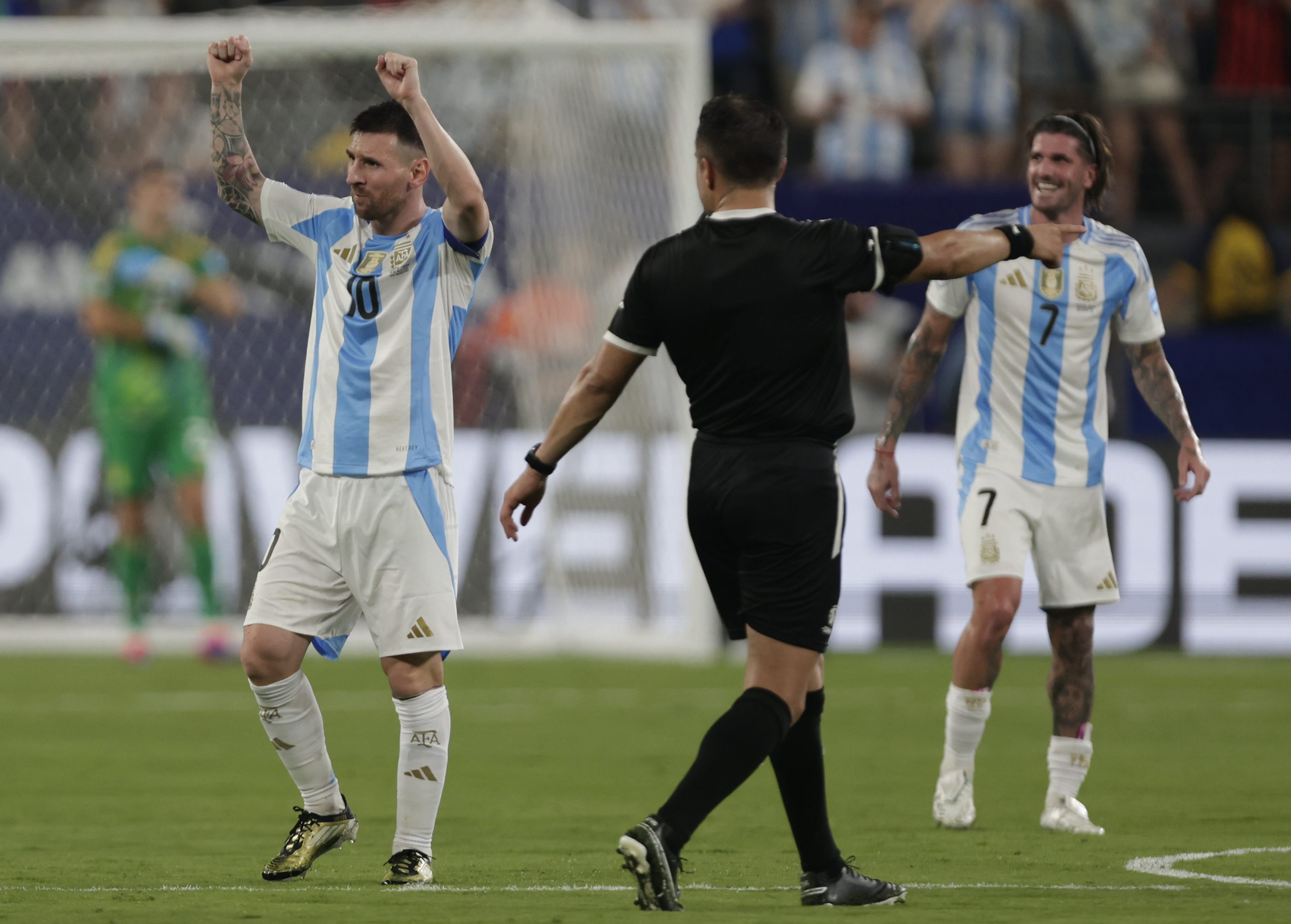 Leo Messi y Rodrigo De Paul celebran el pase a una nueva final.