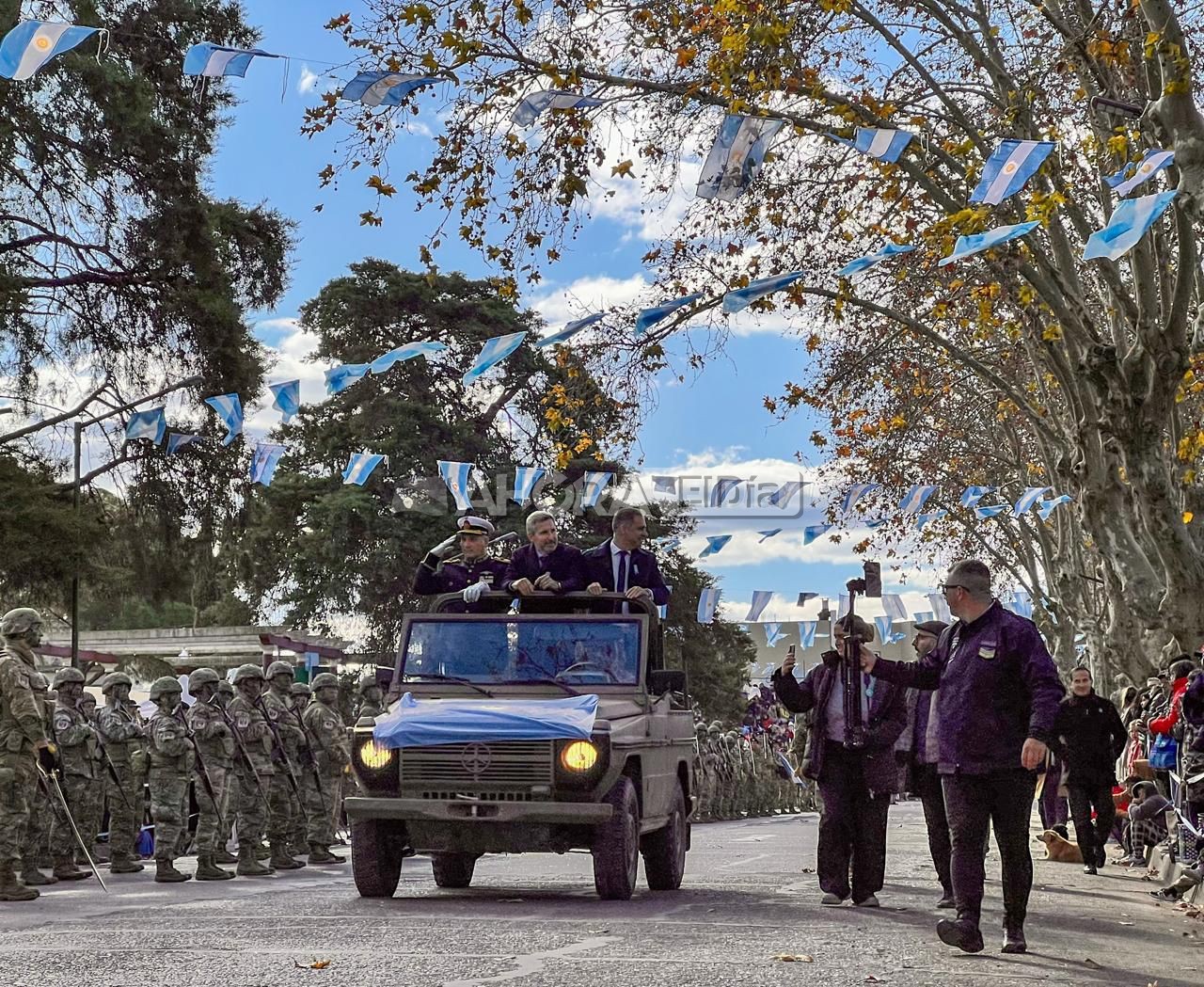 Multitudinario desfile por el 9 de Julio en la Costanera de ...