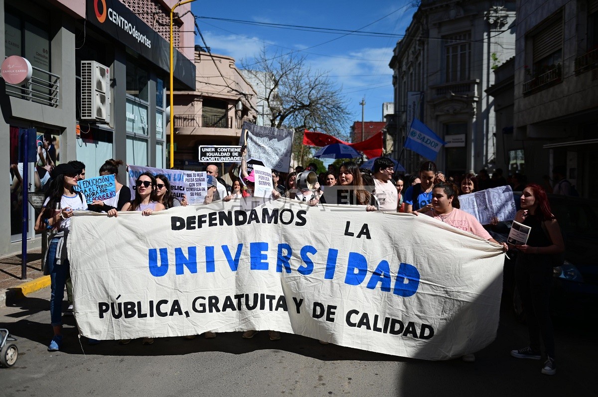 Los docentes universitarios cobran un tercio menos desde que asumió Milei