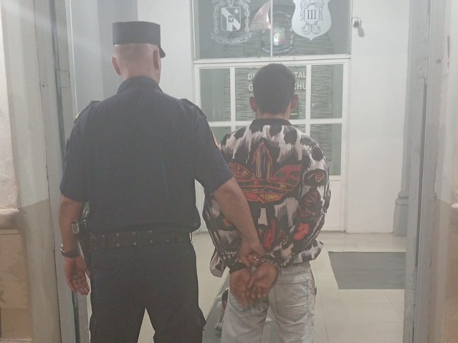 Tiene 19 años y no deja en paz a su ex novia: fue detenido por hostigarla en su trabajo