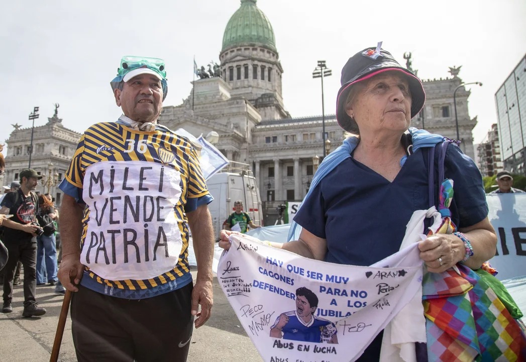 Reprimieron nuevamente en la marcha de jubilados frente al Congreso: la policía arrojó gases y hubo heridos