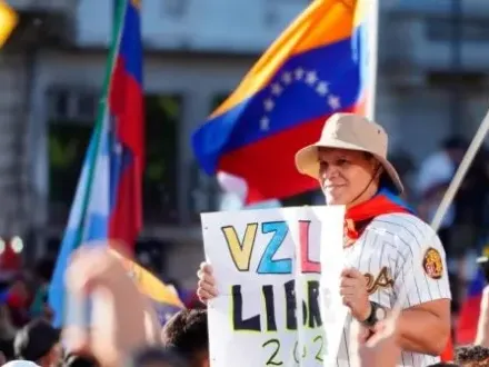 Miles de venezolanos festejan en el Obelisco la caída de Maduro