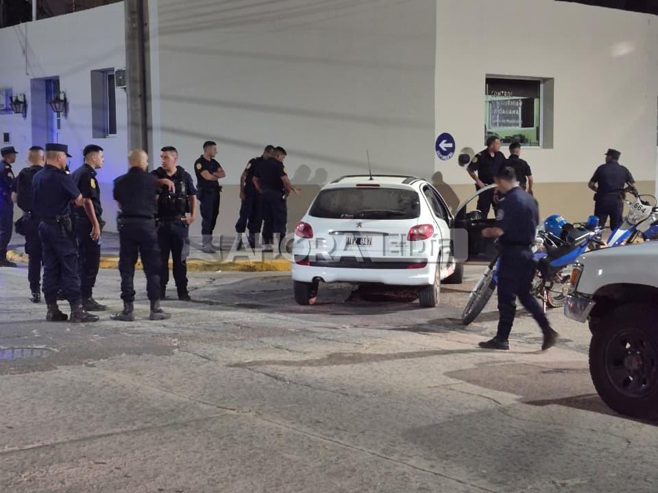 Borracho, sin licencia y haciendo maniobras peligrosas: quiso huir de la policía y terminó chocando contra la Jefatura