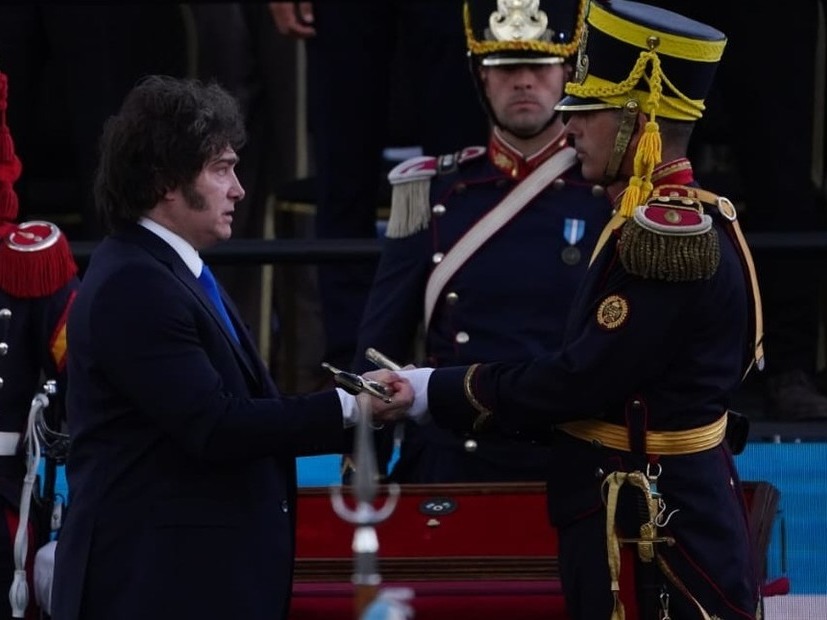 Milei encabezó la entrega del sable corvo de San Martín a los Granaderos: Nos recuerda que la libertad es inclaudicable