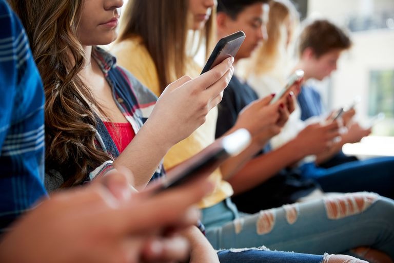 Presentaron un proyecto de ley para prohibir el uso de celulares en las escuelas entrerrianas