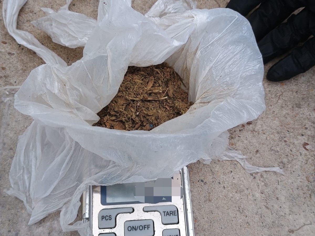 Allanamientos en tres domicilios por droga: secuestran celulares y estupefacientes