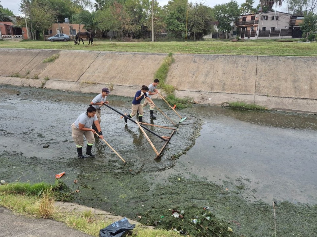 Realizaron una limpieza integral del canal Munilla para recuperar su pleno funcionamiento