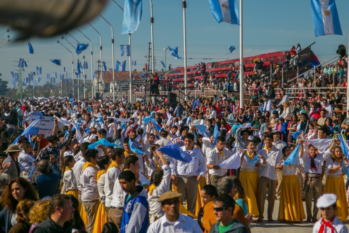 Gualeguaychú celebrará mañana un cuarto de siglo de su gran fiesta popular del 25 de Mayo